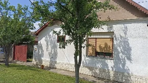 Veliko vojvođansko domaćinstvo za 22.000 evra: Kuća od 126 kvadrata sa čardakom, štalom i brojnim pomoćnim objektima