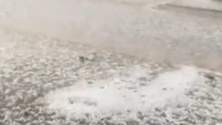 Ledene kuglice izudarale Nevesinje! Ljudi merili koliki je grad - demolirao je automobile