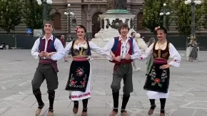 Belgijanac igra srpsko kolo usred Knez Mihailove: Obukao našu nošnju, a Srbi ga uče korake (VIDEO)