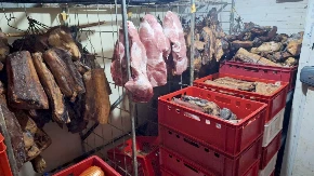 Na gazdinstvu pronađeno više od sedam tona mesa! Uhapšen muškarac zbog sumnje da je prekršio mere zbog afričke kuge svinja