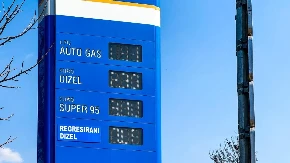 Finac sipao gorivo kod Ražnja pa pobegao! Policija ga pronašla i uhapsila