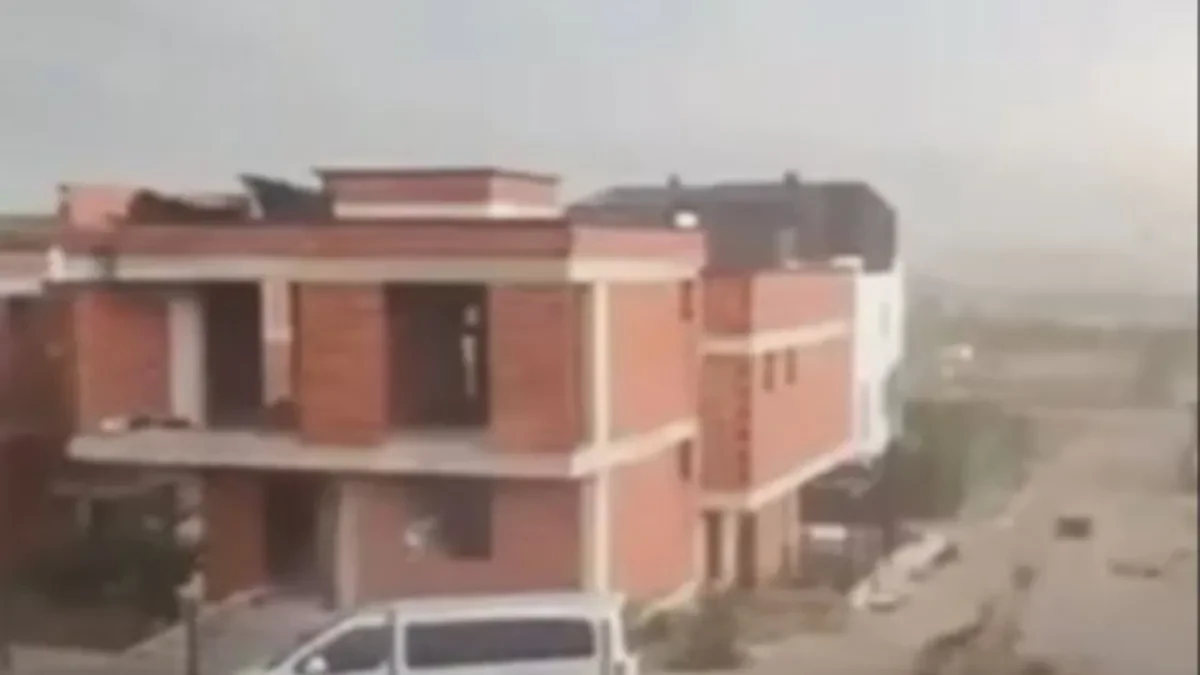 Razorna oluja potpuno uništila kuću poznatog pevača! Vetar mu odneo krov sa luksuzne vile