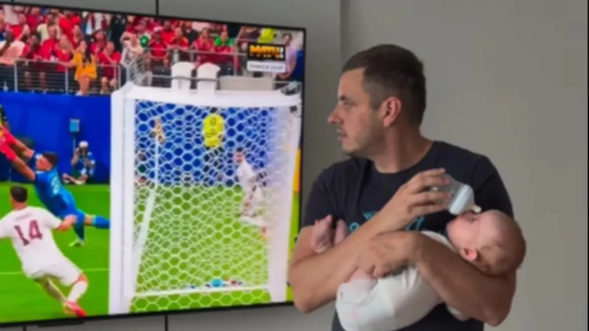 Tata se zabuljio u fudbal, internet ne veruje kako hrani bebu! Jedan detalj je svima zapao za oko