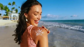Napravite kremu za sunčanje SPF 40: Recept koji sve žene dele ovog leta!