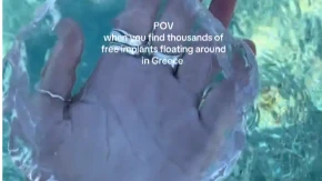 Šok na plaži u Grčkoj! Iz mora izvukla jezivu providnu masu, ljudi nisu mogli da veruju šta gledaju (VIDEO)
