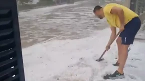 Nestvaran prizor na oko 100 kilometara od granice Srbije: Sve se zabelelo kao usred zime! (VIDEO)