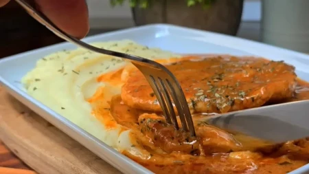 Gurmanski ručak kao iz restorana: Sočno meso u neodoljivom sosu od pečuraka zbog kojeg kreće voda na usta