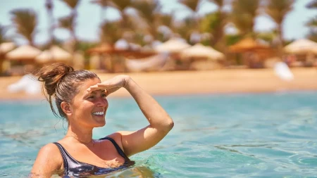 Uživala na plaži u Grčkoj, pa u moru pronašla nešto neverovatno: Šale na mrežama ne prestaju