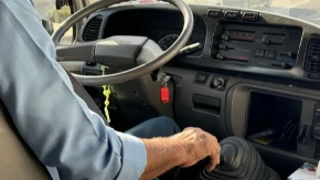 Vozač je pomerio torbu koja je blokirala prolaz, a onda su se začuli zvuci: Kada su je otvorili, svi su zanemeli