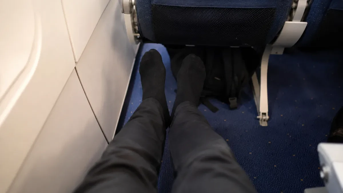 Izbegavajte da nosite crne čarape u avionu: Bivši stjuard otkrio razlog zbog kojeg mogu da predstavljaju problem