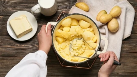 Krompir za pire više ne kuvajte u običnoj vodi: Stavite ga u ovo i raspametićete se koliko je ukusnije