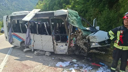 "Sin mi je od udarca izleteo iz krila i bukvalno visio iz autobusa": Stravična ispovest oca čije je dete najteže povređeno u udesu u Crnoj Gori