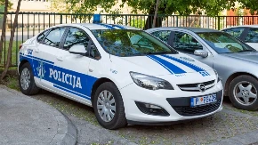 Tinejdžer (18) divljao za volanom "poršea": Odbio da se zaustavi na znak policije, izrečena astronomska kazna!