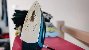 Ova tableta za par minuta rešava stvar: Evo šta da radite ako vam pegla ostavlja tamne fleke na odeći 