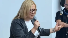 Zastrašujući performans u Nišu: Blokaderka vređa, preti i kune! "Bedniče, proteraćemo te" (VIDEO)