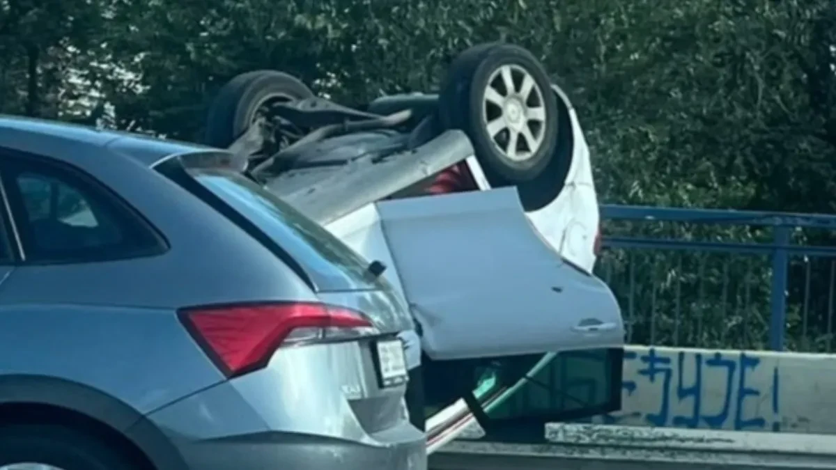 Karambol na Brankovom mostu: Automobil se prevrnuo na krov! (FOTO)