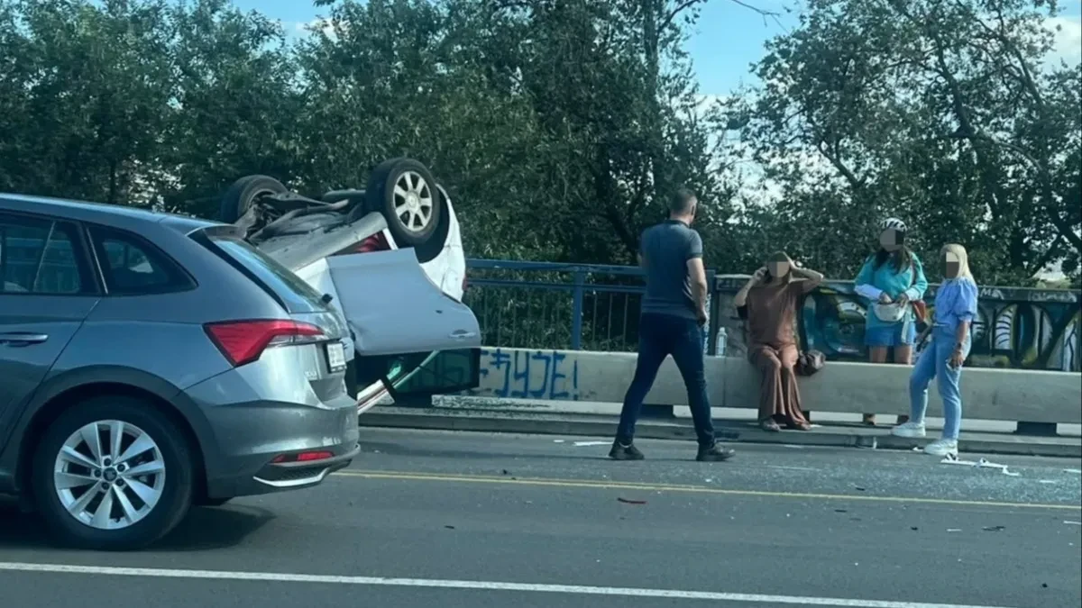 Novi detalji nesreće na Brankovom mostu: Taksi se prevrnuo na krov, povređena žena (FOTO)