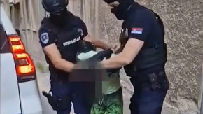 Potegao pištolj na policajce, pa počeo da ih ujeda: Bežao na biciklu 