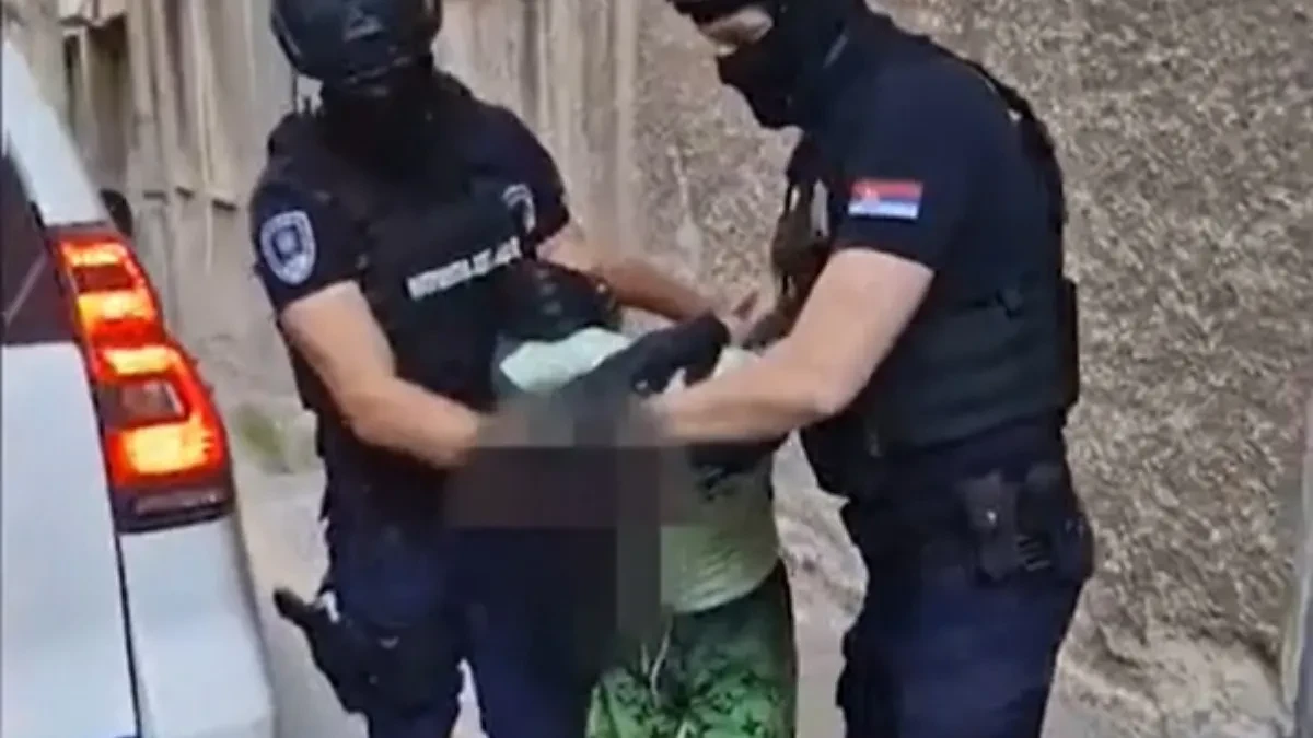 Potegao pištolj na policajce, pa počeo da ih ujeda: Bežao na biciklu 