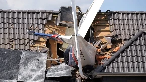 Avion uleteo pravo u porodičnu kuću! Ima mrtvih, delovi letelice rasuti posvuda (FOTO)