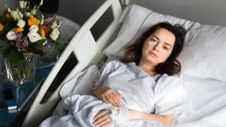 Kosi i mlađe od 50 godina: Ova 4 simptoma raka debelog creva svi zanemaruju!