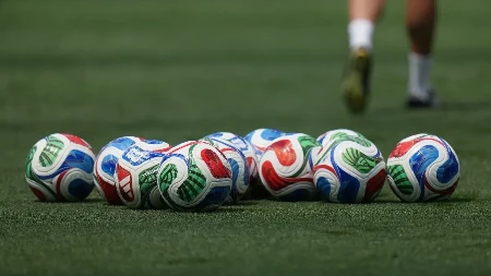 Uznemirujući snimak šokirao svet: Dva puta šutnula protivnicu u glavu dok je ležala na terenu