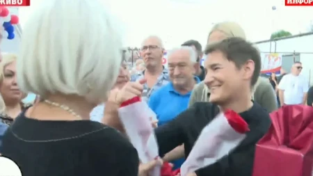 Leštane na nogama! Pogledajte kako su građani dočekali Anu Brnabić (FOTO)