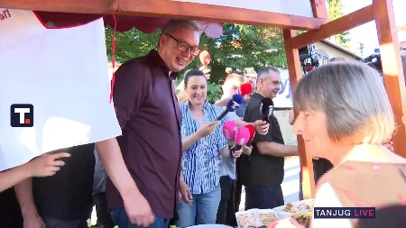 Vučić sa narodom u Drežniku! Reka ljudi dočekala predsednika: Aco, Srbine! (FOTO/VIDEO)