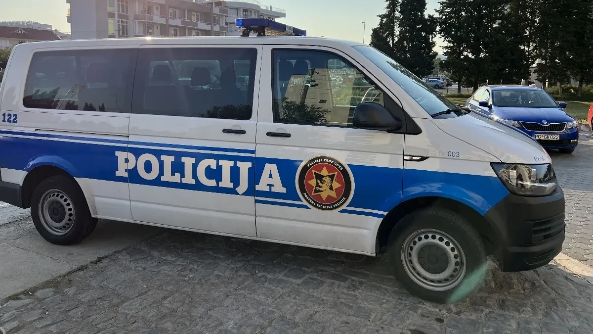 Pet hitaca na kuću policijskog službenika! Pucnjava u Podgorici, u toku je potera