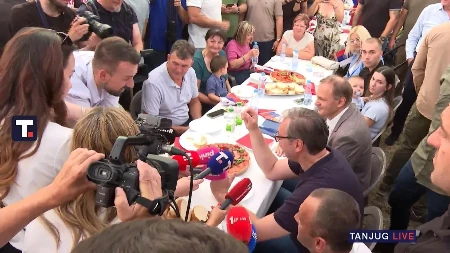"Ljudima su najvažniji putevi!" Vučić se u Bogatiću obratio građanima