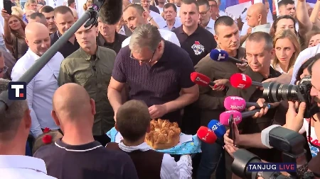 Vučić sa narodom u Bogatiću! Mačva je na nogama, hiljade građana dočekalo predsednika!