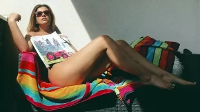 Kija Kockar potpuno gola na terasi! Intimne delove pokrila samo časopisom, noge sevaju u prvom planu