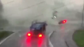 Auto leteo kao igračka! Tornado napravio haos na autoputu, vozači u šoku (VIDEO)