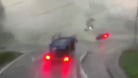 Auto leteo kao igračka! Tornado napravio haos na autoputu, vozači u šoku (VIDEO)