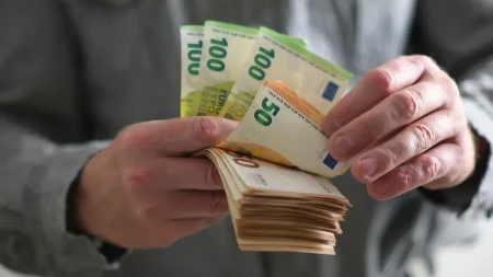Centralna banka donela odluku: Šta čeka evro, dolar i rublju, dolar do kraja jula?