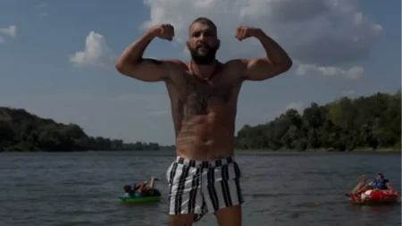Kakva gromada! Veljko Ražnatović pokazao kako krstari Dunavom, skinuo se, pa stegao mišiće (FOTO)
