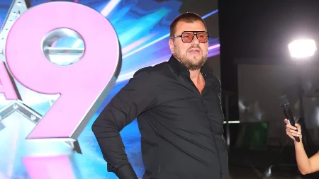 Janjuš pozira bez majice, a pored njega besna mašina! Evo šta radi bivši učesnik Elite posle superfinala (FOTO)