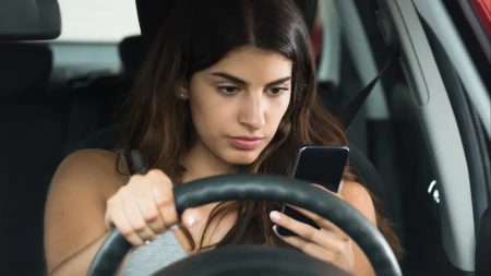 Svaki vozač mora da zna: Ovo je jedino mesto u automobilu gde vam se telefon neće pregrejati na +40