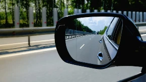 Ovaj tajni znak vozača može spasiti život: Evo zbog čega stavljaju beli peškir na retrovizor