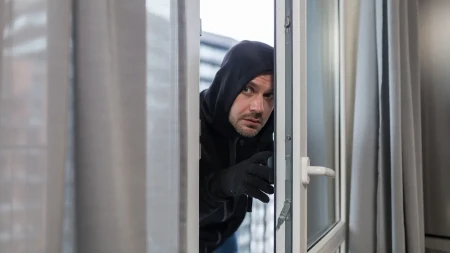 Baksuznom lopovu ispao papirić iz džepa: Na njemu je pisalo njegovo ime i broj telefona, a zaboravio je i mobilni - policajci nisu verovali šta vide
