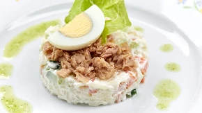 Brza i posna ruska salata sa ribom: Specijalitet koji će gosti prvi razgrabiti