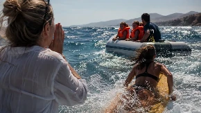 Drama u Grčkoj: Majka vrištala sa obale dok je more odnosilo njenu decu! Herojski potez jedne devojke sprečio tragediju