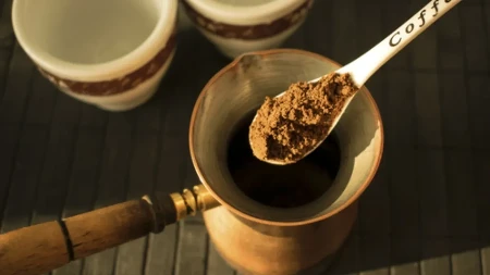 Koliko kašičica kafe staviti u džezvu? Evo prave mere za bogat ukus