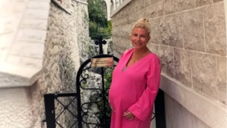 Prva izjava Dee Đurđević nakon porođaja! Ponosna mama se smejala dok je ulazila u salu: "Ovo je najlepši osećaj"