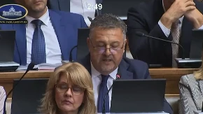 Au, kakav autogol u Skupštini! Poslanik Đilasovog SSP-a sam sebi skočio u stomak pred kamerama (VIDEO)
