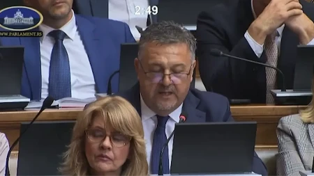 Au, kakav autogol u Skupštini! Poslanik Đilasovog SSP-a sam sebi skočio u stomak pred kamerama (VIDEO)