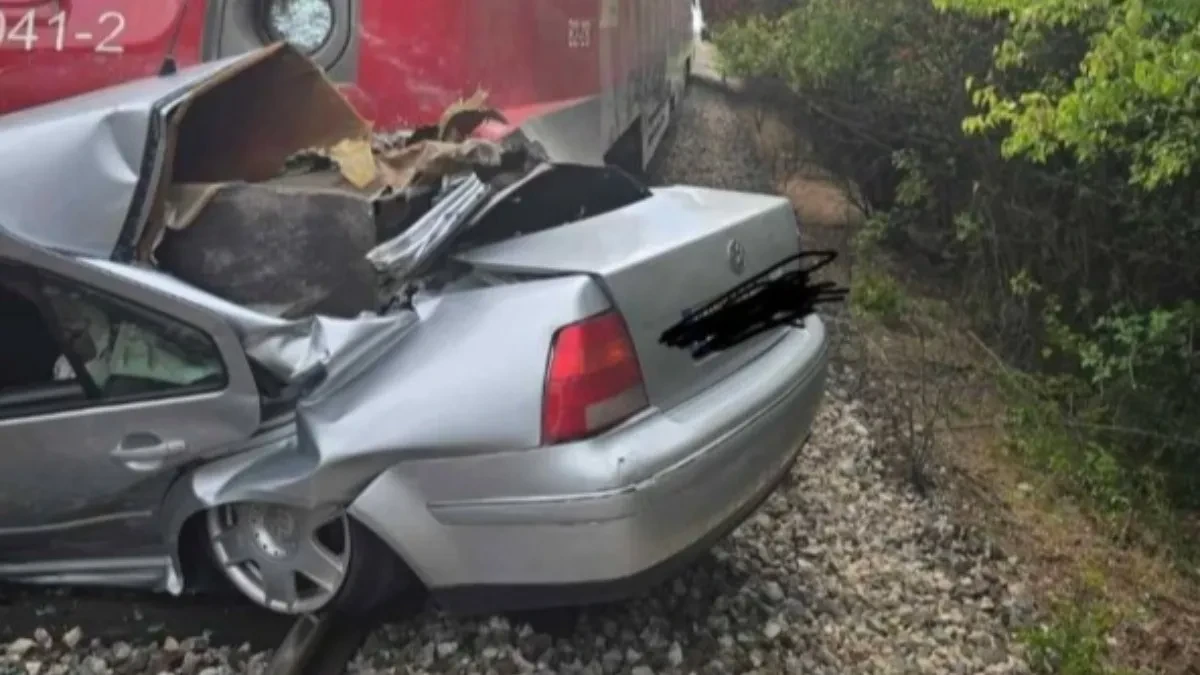 Voz ih nosio više od 100 metara! Majka i sin (3) poginuli u stravičnom udesu, automobil smrskan do neprepoznatljivosti