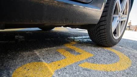Neprijatno iznenađenje: Srbin u Grčkoj parkirao na mestu za invalide i otišao na plažu, kad se vratio nije mogao da veruje šta vidi