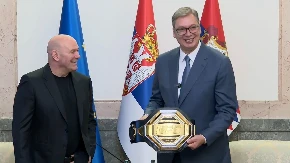Vučić Dejni Vajtu iz UFC poklonio srpsku zastavu i gusle! i on je od njega dobio lep poklon