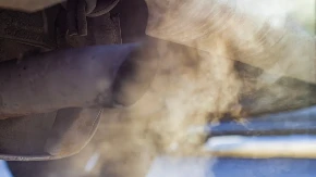 Boja dima iz auspuha mnogo govori o kvaru automobila: Vozači, obratite pažnju